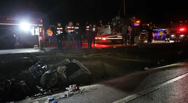 Çanakkale'de refüjdeki aydınlatma direğine çarpan otomobildeki 2 kişi öldü