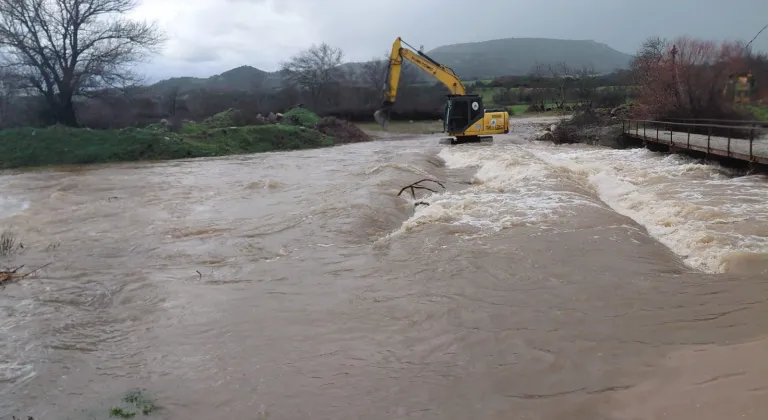 Çanakkale'de taşan Menderes Çayı yakınındaki hayvan barınağında mahsur kalan kişi kurtarıldı