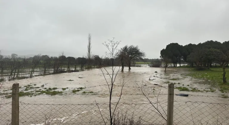 Çanakkale'de yağış nedeniyle köy yolunda çökme meydana geldi
