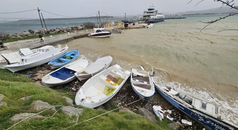 Çanakkale'deki kuvvetli fırtına hayatı olumsuz etkiledi