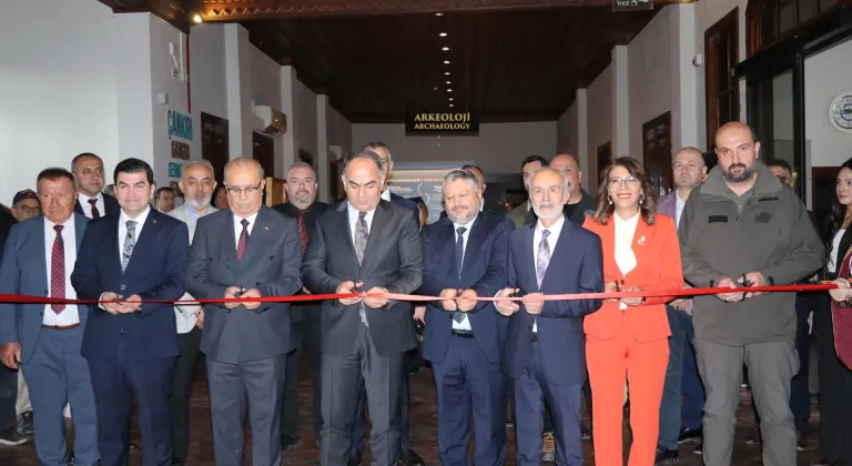 Çankırı'da "Ateşin Ahşaba, Boyanın Tuvale Dokunuşu" sergisi açıldı