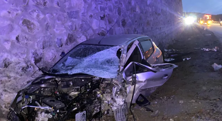 Çankırı'da tır ile çarpışan otomobildeki 3 kişi yaralandı