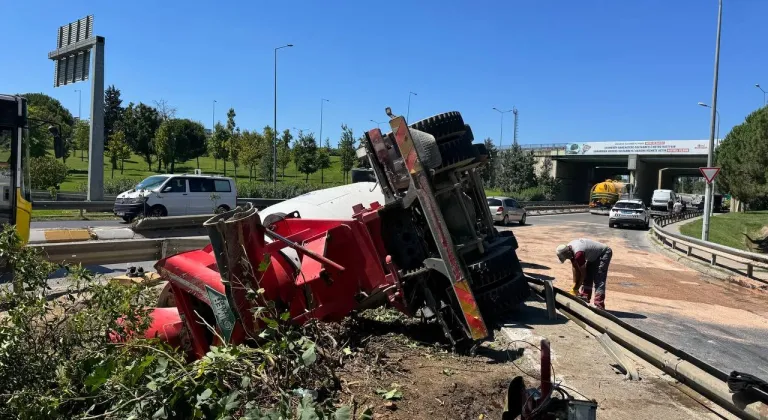 Çekmeköy'de devrilen beton mikserinin sürücüsü yaralandı