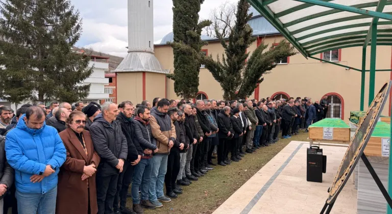 Cenazesine gittikleri kişiyle yan yana defnedildiler