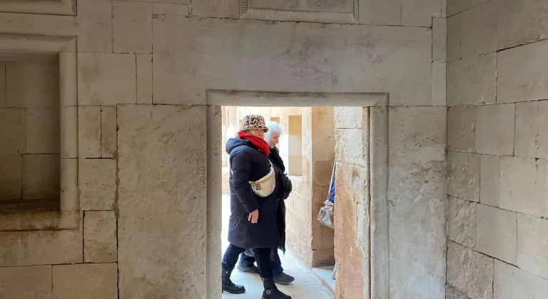 Çevresi karla kaplanan İshak Paşa Sarayı kışın da ziyaretçileri ağırlıyor