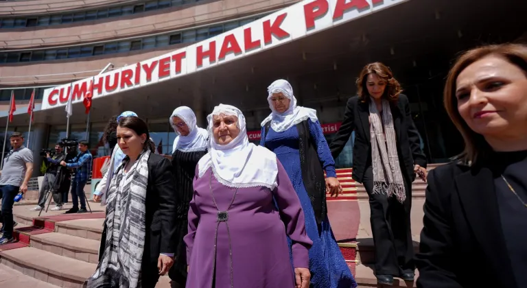 CHP Genel Başkanı Özel "Barış Anneleri"ni kabul etti