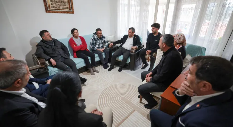 CHP Genel Başkanı Özel, partisinin Adalar Gençlik Kolları Başkanı Yıldız'ın ailesini ziyaret etti