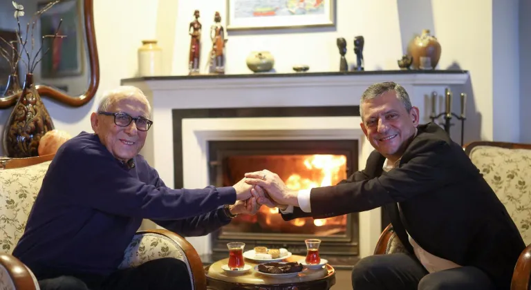 CHP Genel Başkanı Özel, yazar Ataol Behramoğlu'nu ziyaret etti