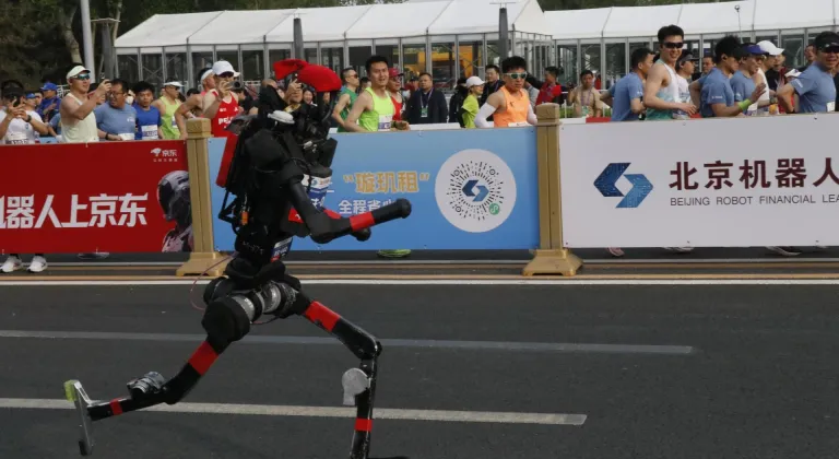 Çin'de insansı robotlar yarı maraton dünya rekorunu kırdı