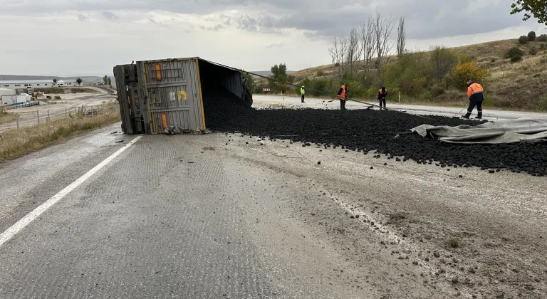Çorum-Yozgat kara yolunda tırın devrilmesi nedeniyle ulaşımda aksama yaşanıyor