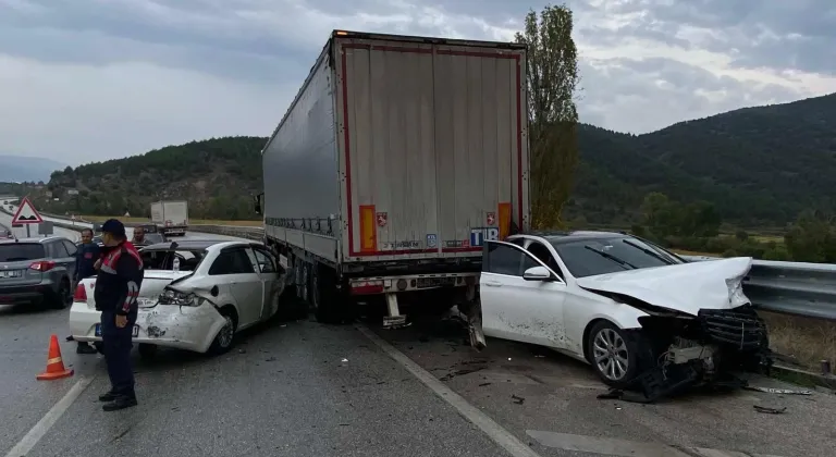 Çorum'da 3 aracın karıştığı trafik kazasında 2 kişi yaralandı