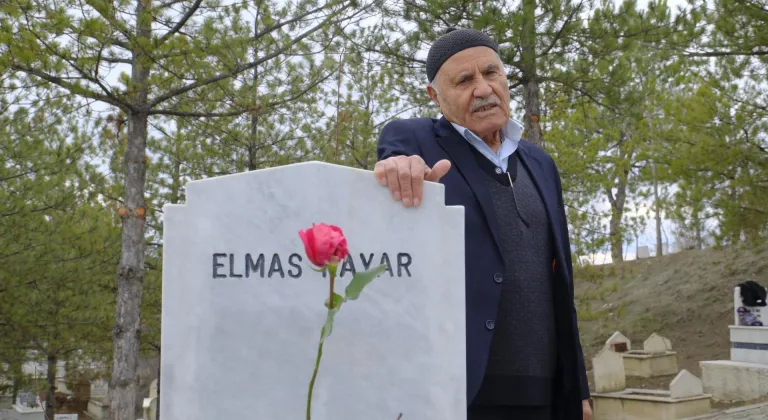 Çorum'da 84 yaşındaki İbrahim Kayar 10 yıl önce yitirdiği eşinin mezarına her 14 Şubat'ta kırmızı gülle gidiyor