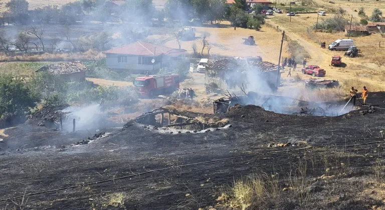 Çorum'da anız yangınının sıçradığı 1 ev, 2 samanlık ve 2 ahır zarar gördü