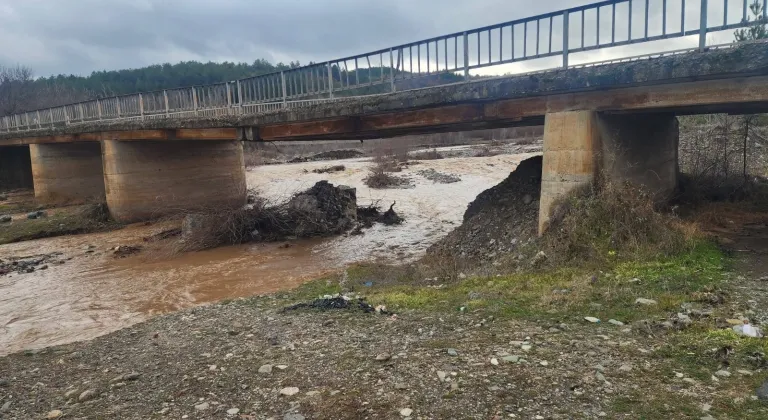 Çorum’da ayağı yıkılan köprü ulaşıma kapatıldı