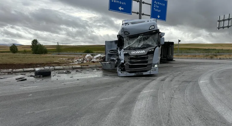 Çorum'da çarpışan tır ve tankerin sürücüleri yaralandı