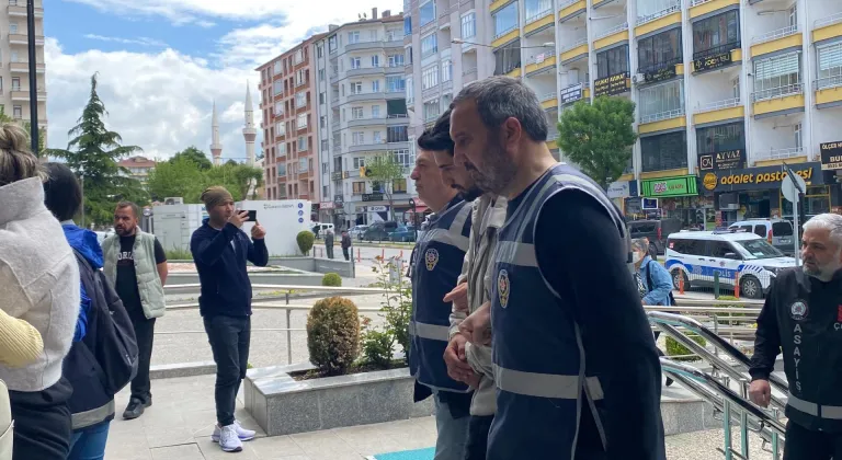 Çorum'da dolandırıcılık operasyonunda gözaltına alınan 5 zanlı adliyede