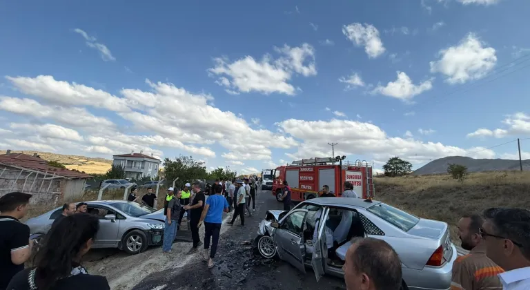Çorum'da iki otomobilin çarpıştığı kazada 7 kişi yaralandı