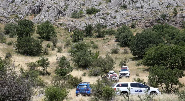 Çorum'da mağarada mahsur kaldığı ihbar edilen kişi için çalışmalara yeniden başlandı