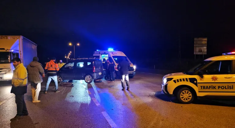 Çorum'da otomobille hafif ticari aracın çarpıştığı kazada 5 kişi yaralandı