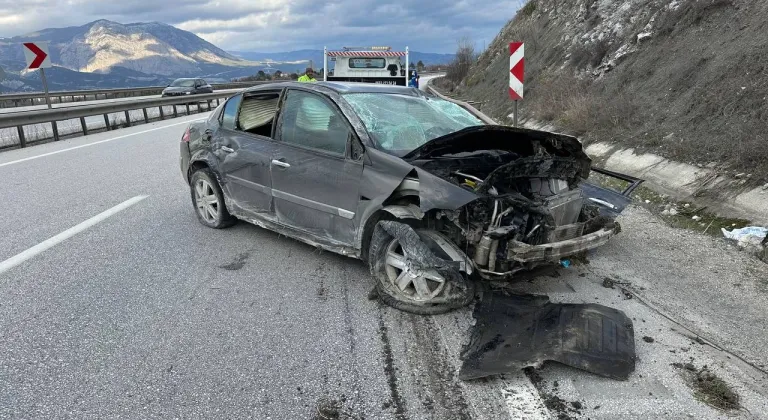 Çorum'da refüje çarpan otomobildeki 5 kişi yaralandı