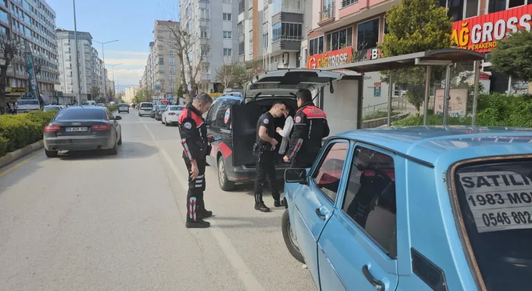 Çorum'da uyuşturucu bulunan otomobildeki 2 zanlı gözaltına alındı