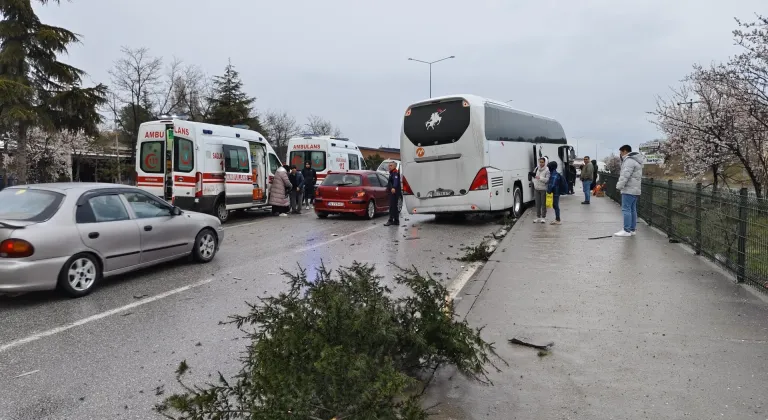 Çorum'da yolcu otobüsü ile kamyonet çarpıştı, 2 kişi yaralandı