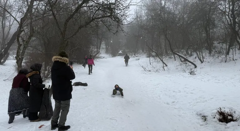 Çubuk ilçesindeki Karagöl Tabiat Parkı karda vakit geçirmek isteyenleri ağırladı