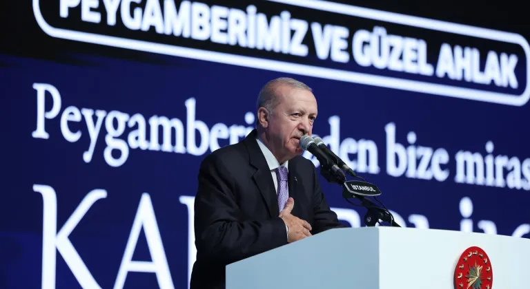 Cumhurbaşkanı Erdoğan: "Asırlar boyunca tarihe yön, cihana nizam vermiş Ümmet-i Muhammed'in bir duvarın tuğlaları gibi birbirine yeniden kenetlenmesini arzu ediyoruz."