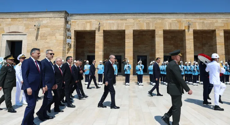 Cumhurbaşkanı Erdoğan başkanlığındaki YAŞ üyeleri Anıtkabir'i ziyaret etti