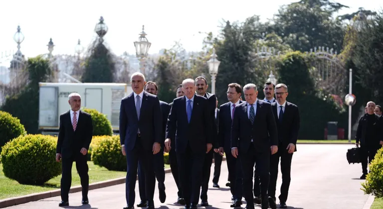 Cumhurbaşkanı Erdoğan: "Bir motor sporları ülkesi olan Türkiye'nin Formula 1 ile ortaklığının önümüzdeki yıllarda güçlenerek devam etmesini temenni ediyorum."