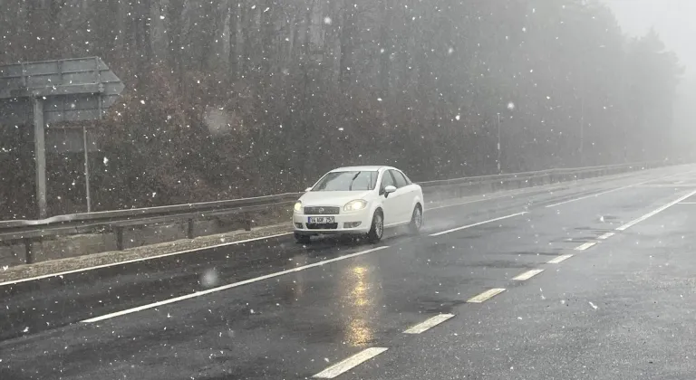 D-100 kara yolu Bolu Dağı geçişinde kar yağışı etkili oluyor