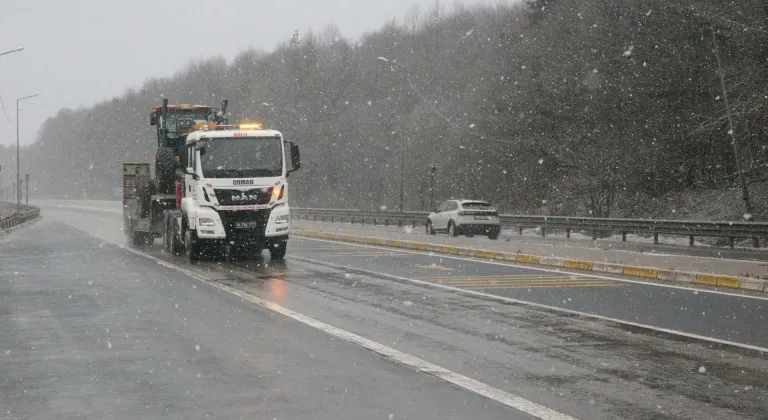 D-100 kara yolunun Bolu Dağı geçişinde kar etkili oluyor