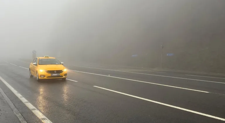 D-100 kara yolunun Bolu Dağı geçişinde sis ve sağanak etkili oldu