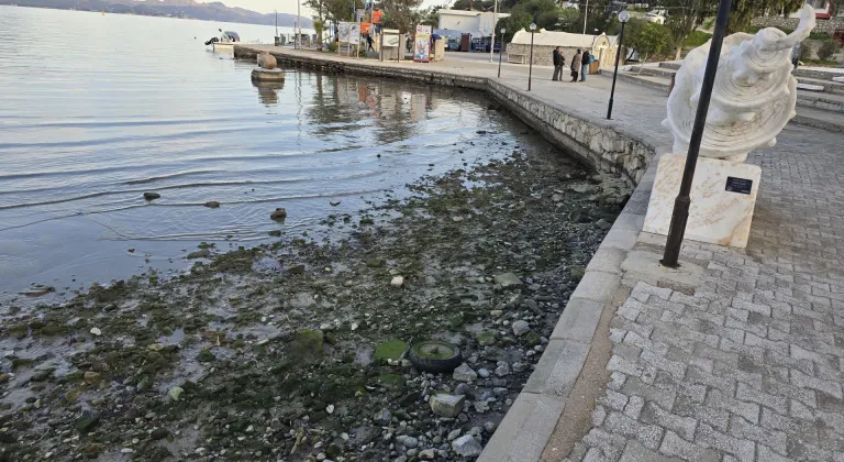 Datça'daki Kumluk Plajı'nda deniz suyu çekildi