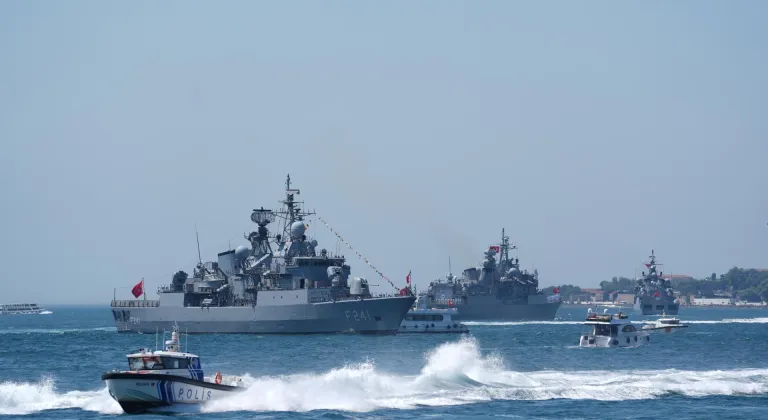 Deniz Kuvvetleri'ne bağlı 5 savaş gemisi Kabotaj Bayramı dolayısıyla İstanbul Boğazı'ndan geçiş yaptı