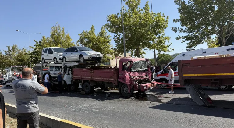 Denizli'de çekicide sıkışan sürücü itfaiye ekiplerince kurtarıldı