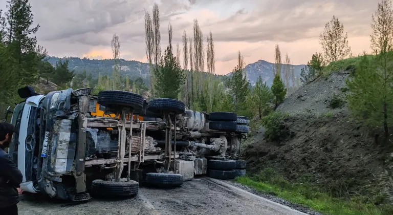 Denizli'de devrilen hafriyat kamyonunun sürücüsü hayatını kaybetti