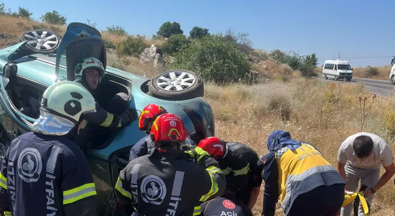 Denizli'de devrilen otomobildeki 4 kişi yaralandı