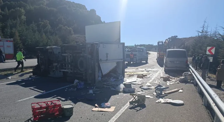 Denizli'de kamyonetin minivana çarptığı kazada baba ile oğlu öldü, 1 kişi yaralandı