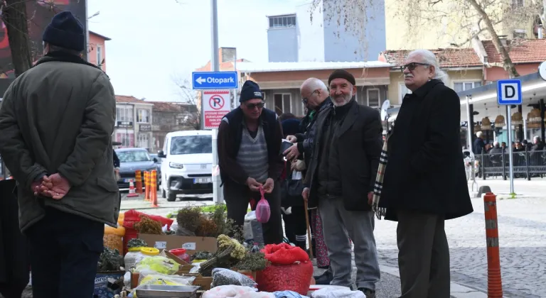 Depremlerden etkilenen Sındırgı esnafı için "seferberlik günü" etkinliği düzenlendi