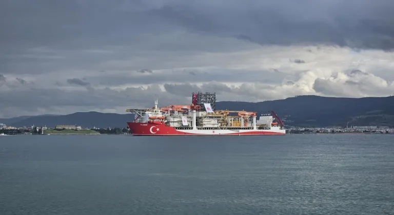 Derin deniz sondaj gemisi "Yıldırım" Çanakkale Boğazı'ndan geçti