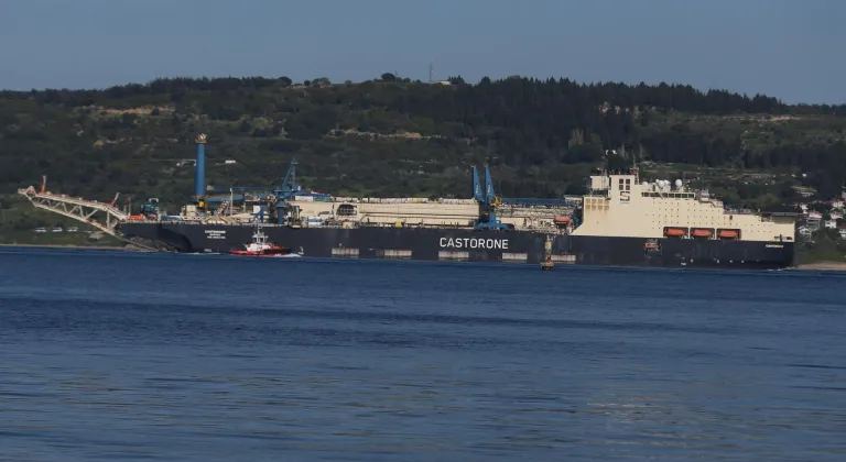 Derin denizde boru indirme gemisi "Castorone" Çanakkale Boğazı'ndan geçti