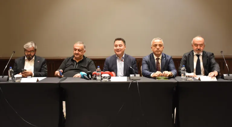 DEVA Partisi Genel Başkanı Babacan Trabzon'da gazetecilerle bir araya geldi