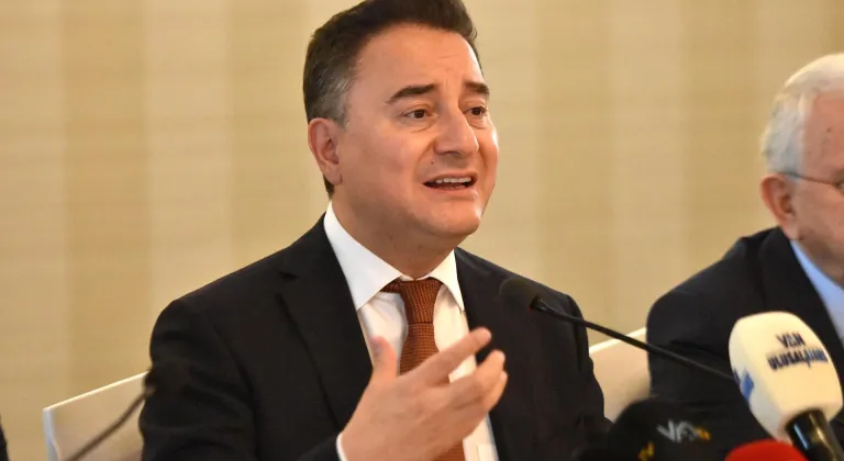 DEVA Partisi Genel Başkanı Babacan, Van'da gazetecilerle bir araya geldi