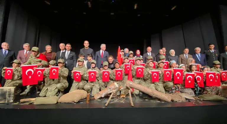 Devlet korumasındaki kız çocukları Çanakkale ruhunu sahneye taşıdı