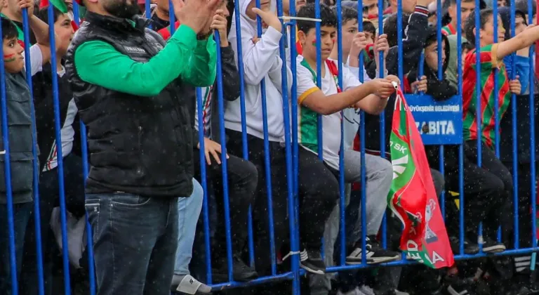 Diyarbakır'da Amed Sportif Faaliyetler taraftarı, Süper Lig yolundaki maçı dev ekrandan izledi