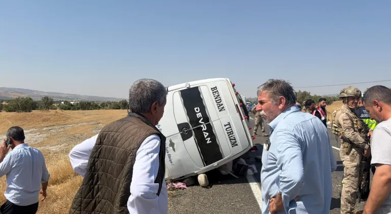 Diyarbakır'da devrilen minibüsteki 2 kişi öldü, 12 kişi yaralandı