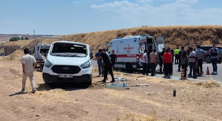 Diyarbakır'da öğrenci servisi ile otomobilin çarpıştığı kazada 19 kişi yaralandı