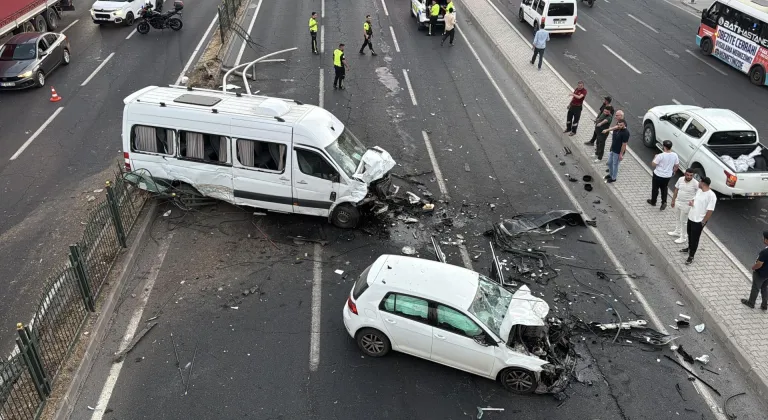 Diyarbakır'da otomobil ile minibüsün çarpıştığı kazada 3 kişi yaralandı