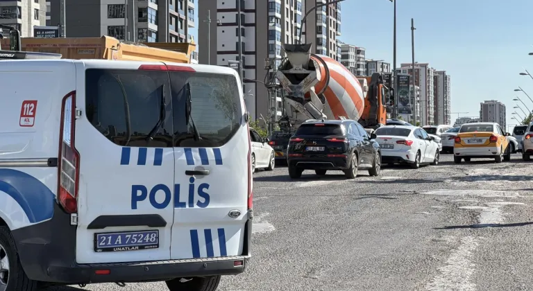 Diyarbakır'da SUV tipi araca düzenlenen silahlı saldırıda 2 kişi yaralandı